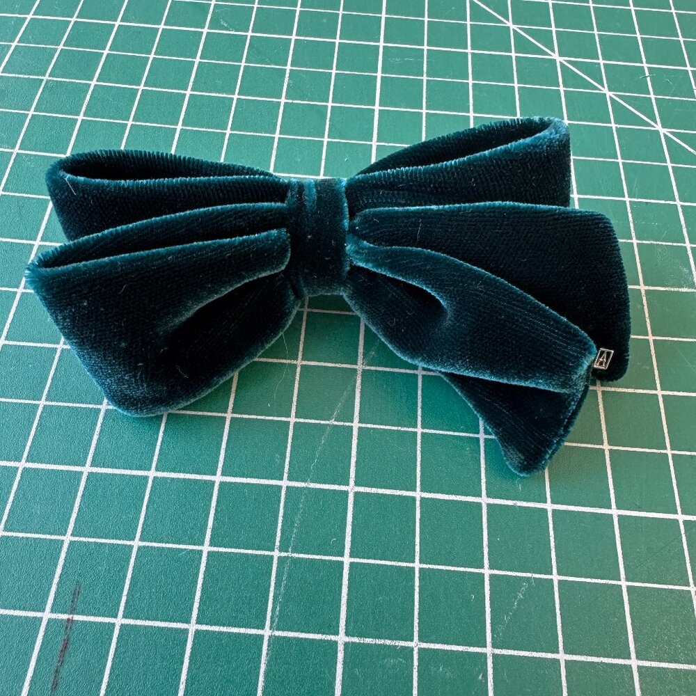 99% New Alexandre de Paris hair clip